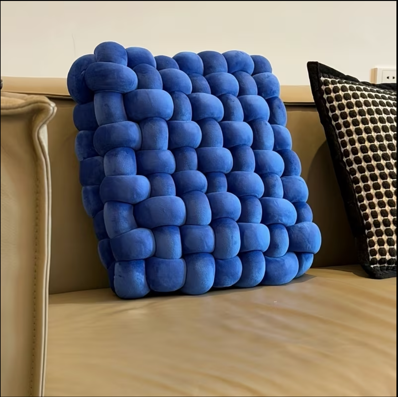 Heavy-Duty Fabric Cushion – Perfect for Chairs, Sofas & Floor -Seating
وسادة بقماش متين – مثالية للكراسي والأرائك والجلوس الأرضي