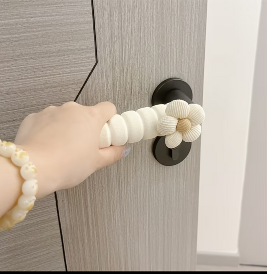 Stylish Floral Door Handle Cover – Protect Your Walls, Silent & Anti-Collision (Beige)
غطاء مقبض باب أنيق بنقشة زهرية – حماية للجدران، صامت ومضاد للصدمات