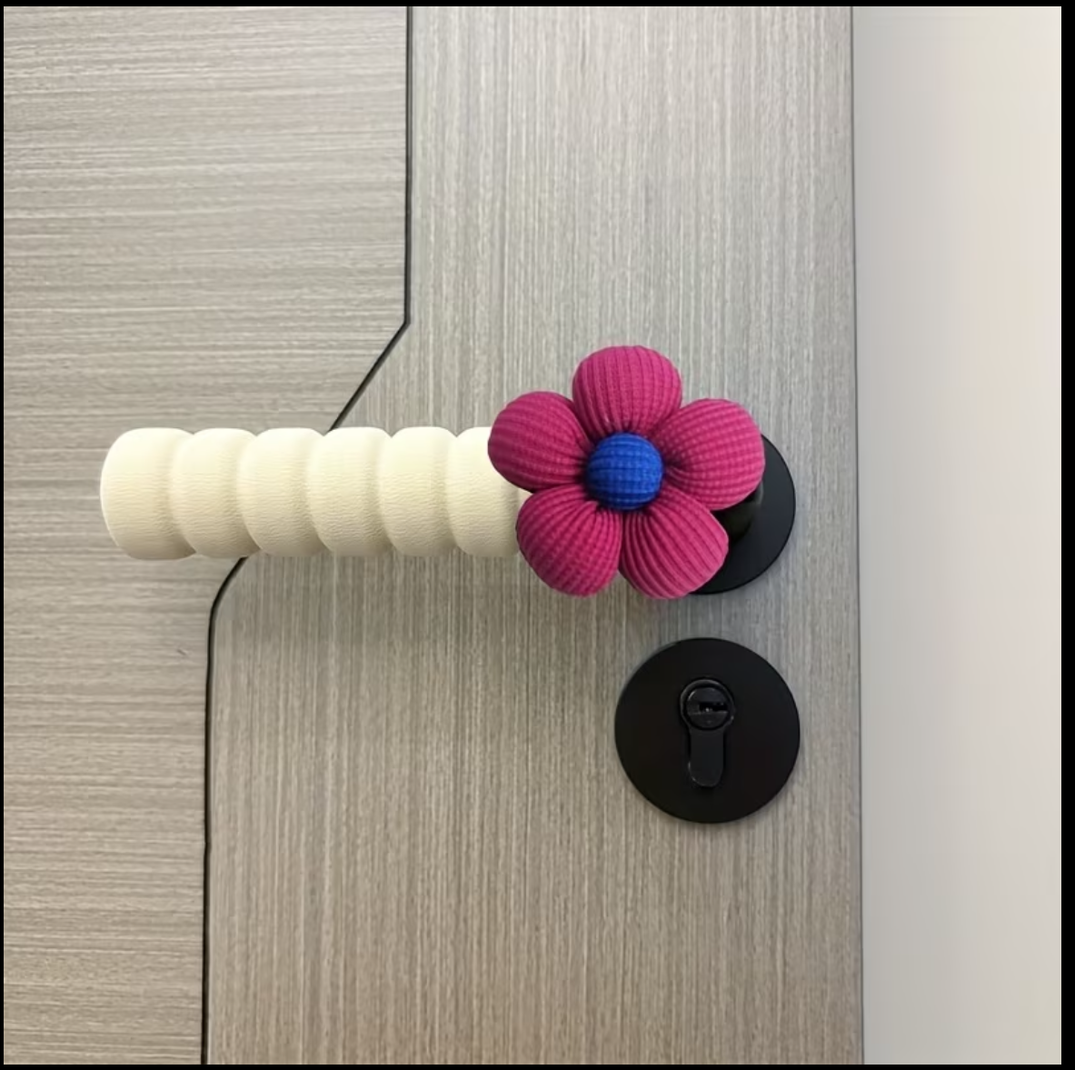 Stylish Floral Door Handle Cover – Protect Your Walls, Silent & Anti-Collision (Beige)
غطاء مقبض باب أنيق بنقشة زهرية – حماية للجدران، صامت ومضاد للصدمات