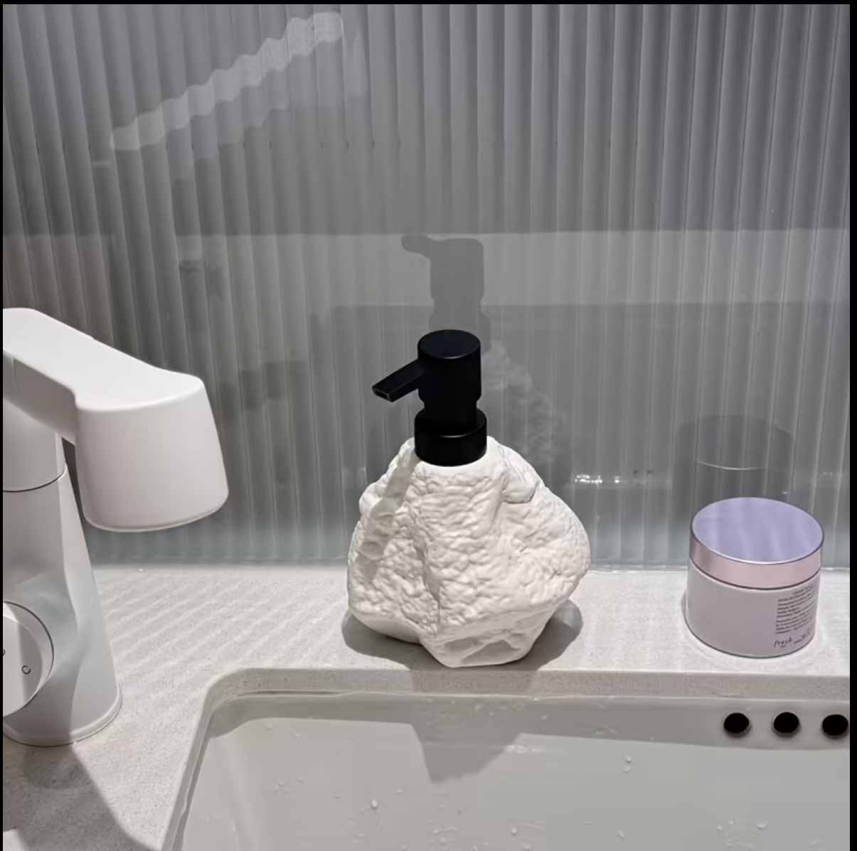 Sabi Style Simulated Rock Shape Ceramic Soap Pump Dispenser 
موزع صابون سيراميك بتصميم حجر طبيعي – أسلوب سابي