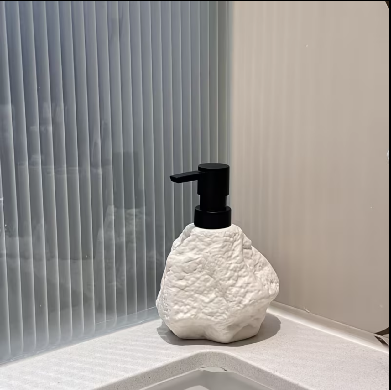 Sabi Style Simulated Rock Shape Ceramic Soap Pump Dispenser 
موزع صابون سيراميك بتصميم حجر طبيعي – أسلوب سابي