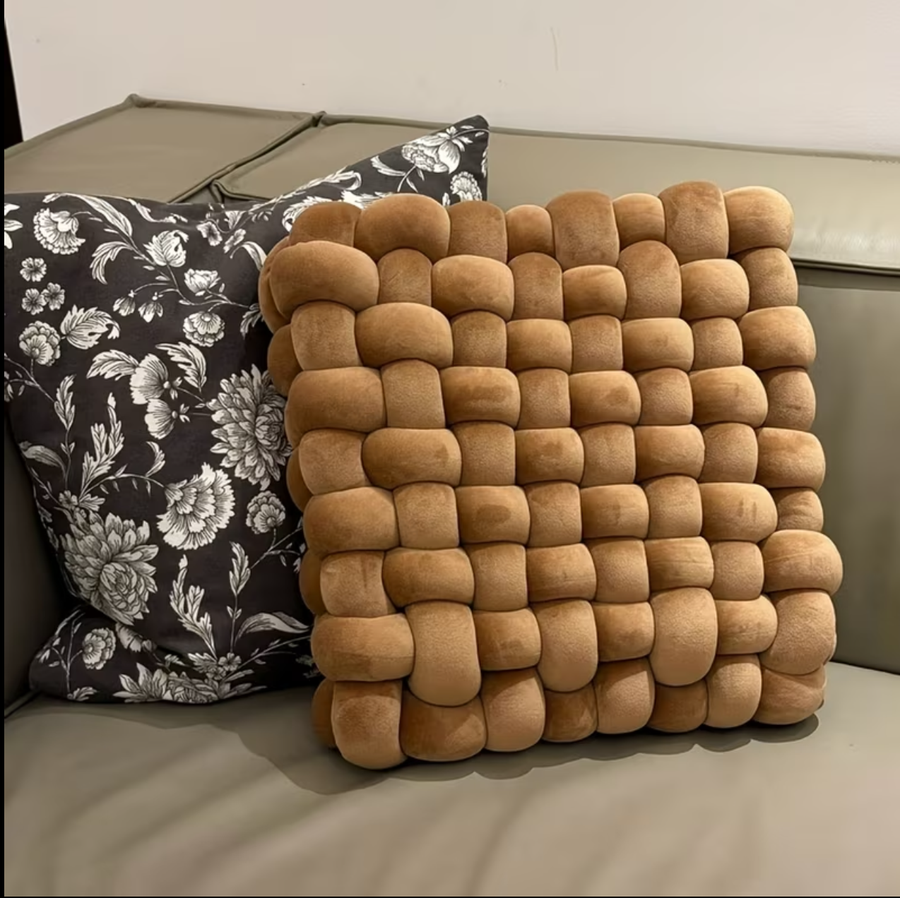 Heavy-Duty Fabric Cushion – Perfect for Chairs, Sofas & Floor -Seating
    وسادة بقماش متين – مثالية للكراسي والأرائك والجلوس الأرضي