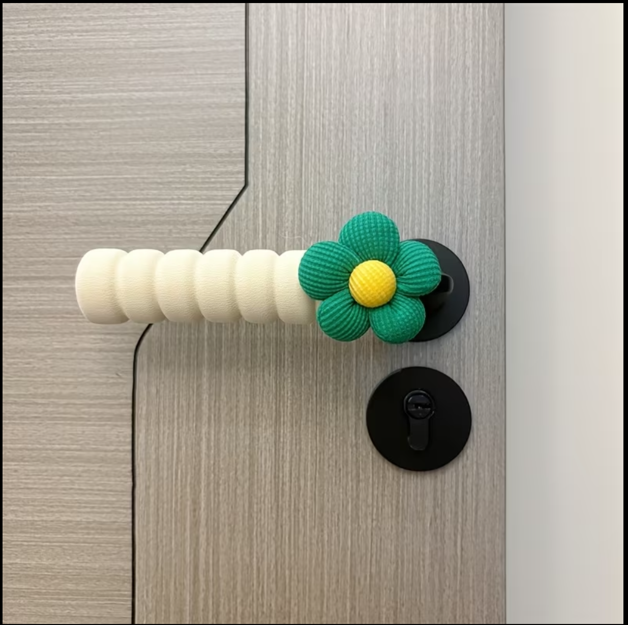Stylish Floral Door Handle Cover – Protect Your Walls, Silent & Anti-Collision (Beige)
غطاء مقبض باب أنيق بنقشة زهرية – حماية للجدران، صامت ومضاد للصدمات